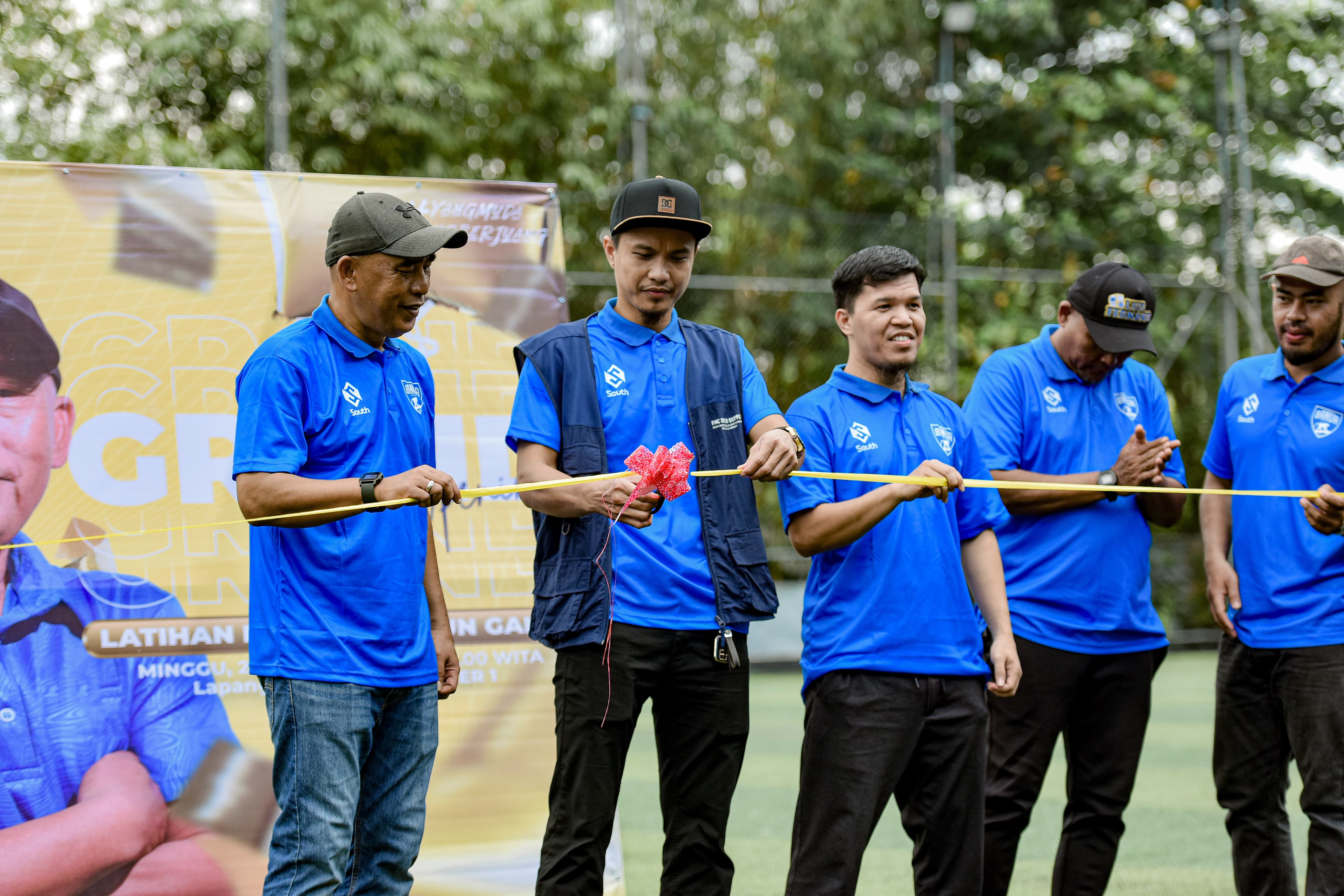 Owner SSB Banua Muda, Ardi, didampingi jajaran pengurus dan pelatih utama Coach Salahuddin, secara simbolis meresmikan pembukaan SSB Banua Muda melalui prosesi pemotongan pita di Lapangan Upik Minisoc