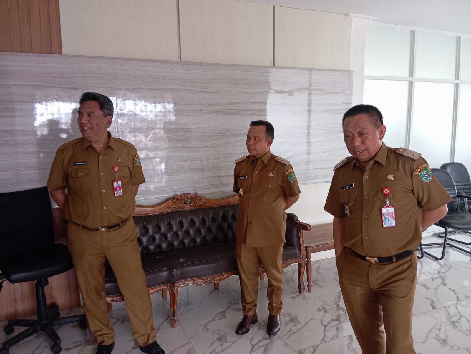PEMBANGUNAN: Bupati Tapin H Yamani melihat-lihat rehab pembangunan kantor Inspektorat Tapin. (Foto: Rasidi Fadli)