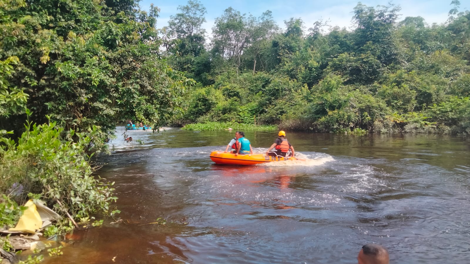 MENCARI KORBAN : Petugas penanggulangan bencana mencari korban dengan perahu karet di sungai Desa Banua Rantau Kecamatan Benua Lawas Kabupaten Tabalong. (Foto : BPBD Tabalong)