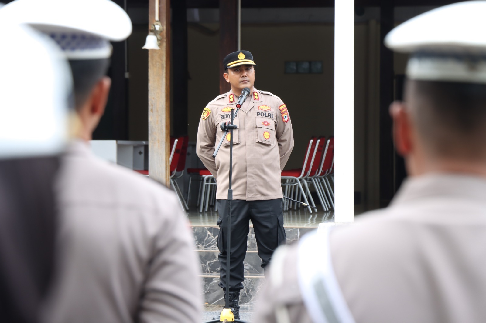 TEGAS : Kapolres Tala AKBP Ricky Boy Siallagan saat mengingatkan personilnya menjauhi narkoba, judol dan pinjaman online ilegal. (Foto : Humas Polres Tala untuk Radar Banjarmasin).
