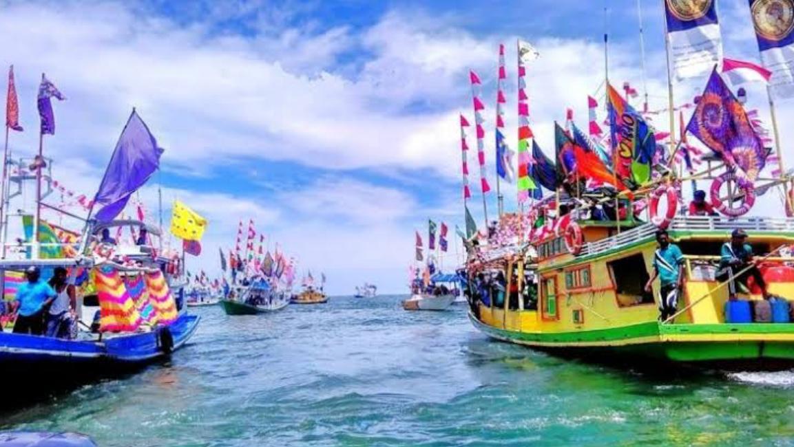 KEMBALI DIGELAR: Pesta pantai kembali digelar di Pantai Pagatan, menghadirkan ragam seni, budaya, dan tradisi maritim yang menjadi ciri khas Tanah Bumbu. (Foto: Disbudporapar Tanah Bumbu)