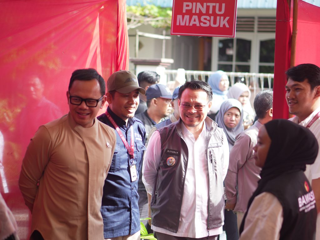 MENYAKSIKAN:Wamendagri, Bima Arya Sugiarto bersama Pj Wali Kota Banjarbaru, dan Ketua DPRD Banjarbaru datang dan melihat langsung proses PSU Banjarbaru di TPS 009, Guntung Payung, Sabtu (19/4/2025).