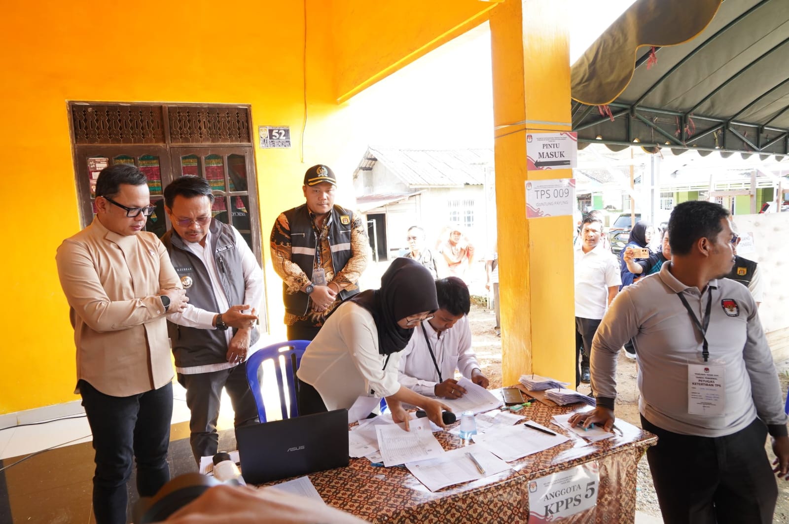 TINJAU LANGSUNG:Wamendagri, Bima Arya Sugiarto juga sempat berdialog dengan para petugas KPPS pada PSU Banjarbaru, Sabtu (19/4/2025).