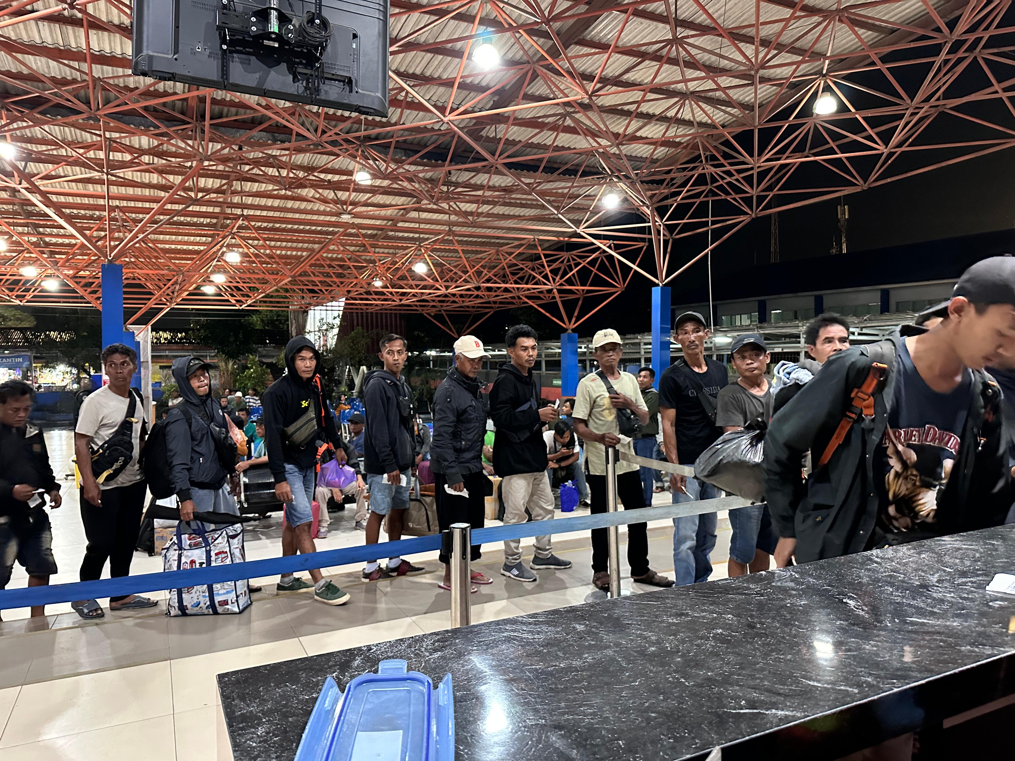 PENUMPANG:Pelindo III Banjarmasin layani 40 ribu penumpang selama arus mudik dan balik Lebaran 2025.(foto:Raudah Anisya/Radar Banjarmasin)