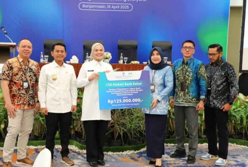 BANTUAN:Bank Kalsel memberikan bantuan satu unit mesin pencacah sampah untuk penanganan sampah di Banjarmasin.(Foto:Bank Kalsel untuk Radar Banjarmasin)