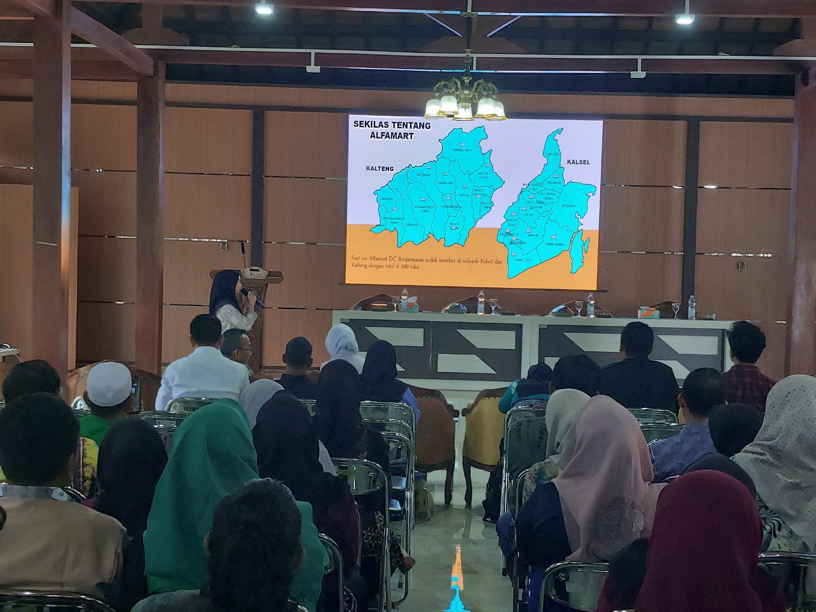 KURASI UMKM:Kegiatan sosialisasi yang dilakukan Alfamart di Kabupaten Tala, Senin (21/4/2025).(foto:Alfamart untuk Radar Banjarmasin)