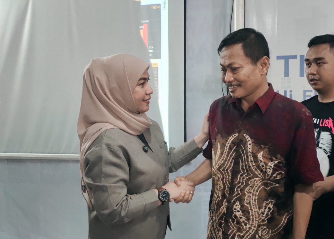 BERJABAT TANGAN: Pasangan Erna Lisa HalabyWartono deklarasi kemenangan dari hasil hitung cepat PSU Pilwali Banjarbaru.
