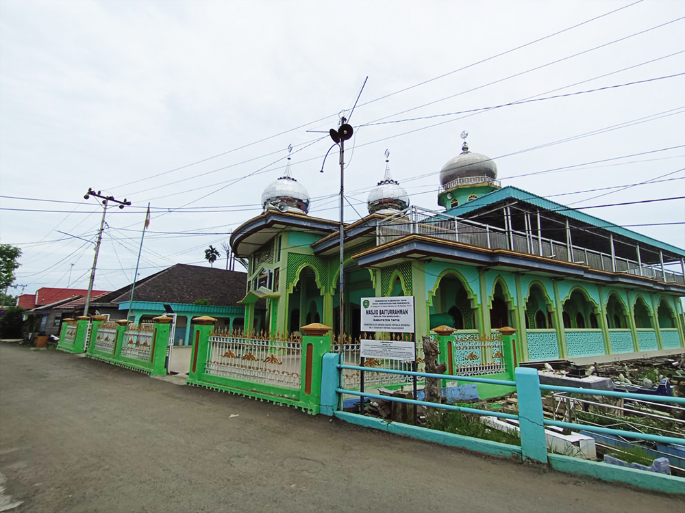 MASJID TUA: Masjid Baiturrahman berdiri kokoh di pesisir sungai wilayah Margasari di Kabupaten Tapin.