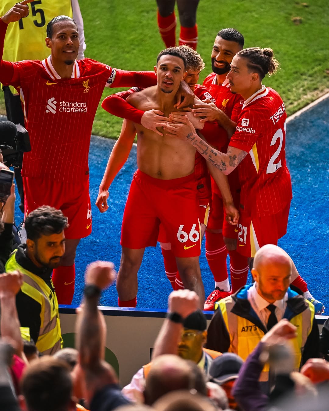 MERAYAKAN: Trent Alexander-Arnold dan sejumlah rekannya di Liverpool merayakan gol yang dicetaknya ke gawang Leicester City, Minggu (20/4). (Liverpool.com)