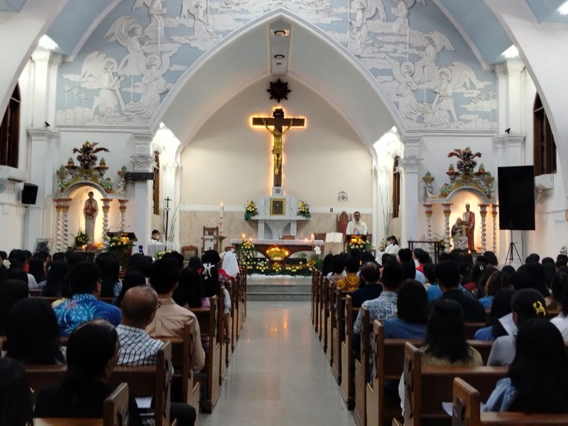 MISA: Misa Hari Raya Paskah di Gereja Katolik Katedral Keluarga Kudus di Jalan Lambung Mangkurat, Banjarmasin, Ahad (20/4) malam.