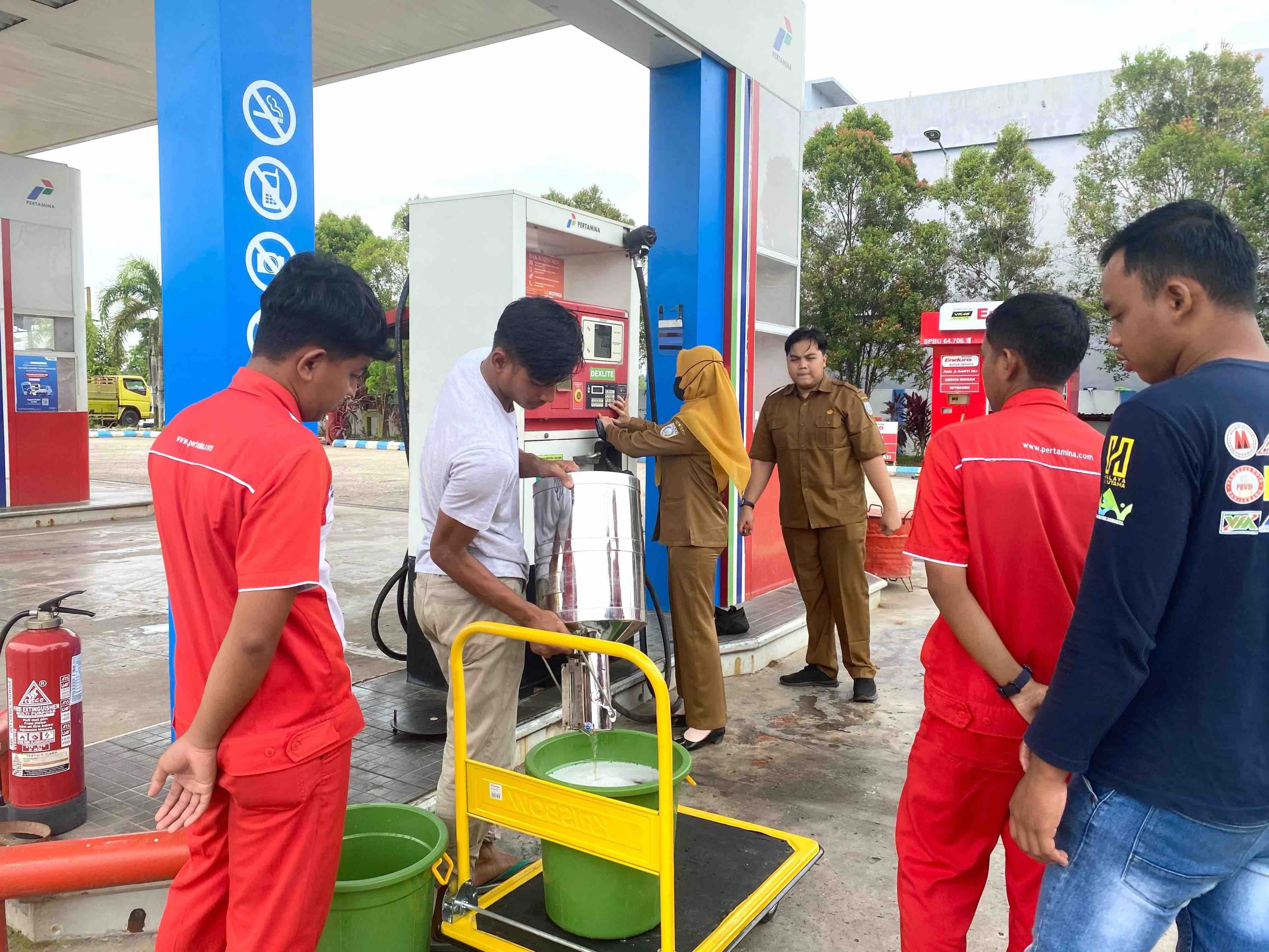 PENGECEKAN: Tim Kemetrologian DKUMPP melaksanakan tera ulang pompa bensin di SPBU milik PT Putrasale Bangkit Bersama Kecamatan Martapura, (DKUMPP BANJAR UNTUK RADAR BANJARMASIN)