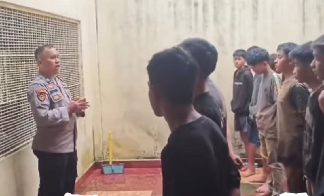 DIBINA: Sebelum dikembalikan ke rumahnya masing masing 23 remaja yang gagal tawuran ini diberikan binaan di Mapolres Kotabaru. Foto: Humas Polres Kotabaru.