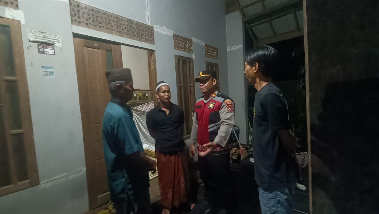 BERDUKA: Jajaran petugas penanggulangan bencana dan kepolisian saat berhasil menemukan jenazah korban tenggelam di Desa Banua Rantau.