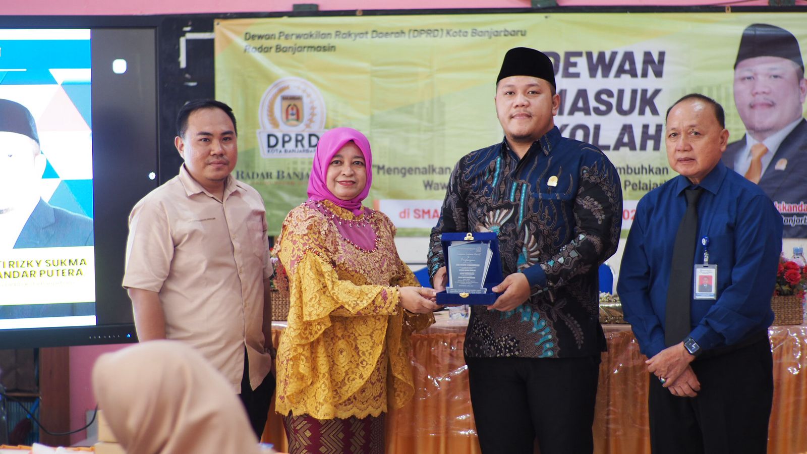 PLAKAT: Ketua DPRD Banjarbaru, Gusti Rizky Sukma Iskandar Putera menyerahkan plakat penghargaan kepada SMAN 3 Banjarbaru sebagai apresiasi atas partisipasi sekolah dalam program DMS.