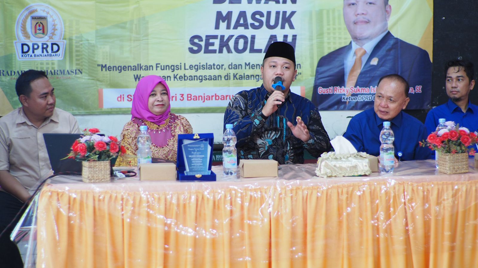 NARASUMBER: Gusti Rizky Sukma Iskandar Putera (tengah) saat menjadi narasumber pada kegiatan Dewan Masuk Sekolah di SMAN 3 Banjarbaru.
