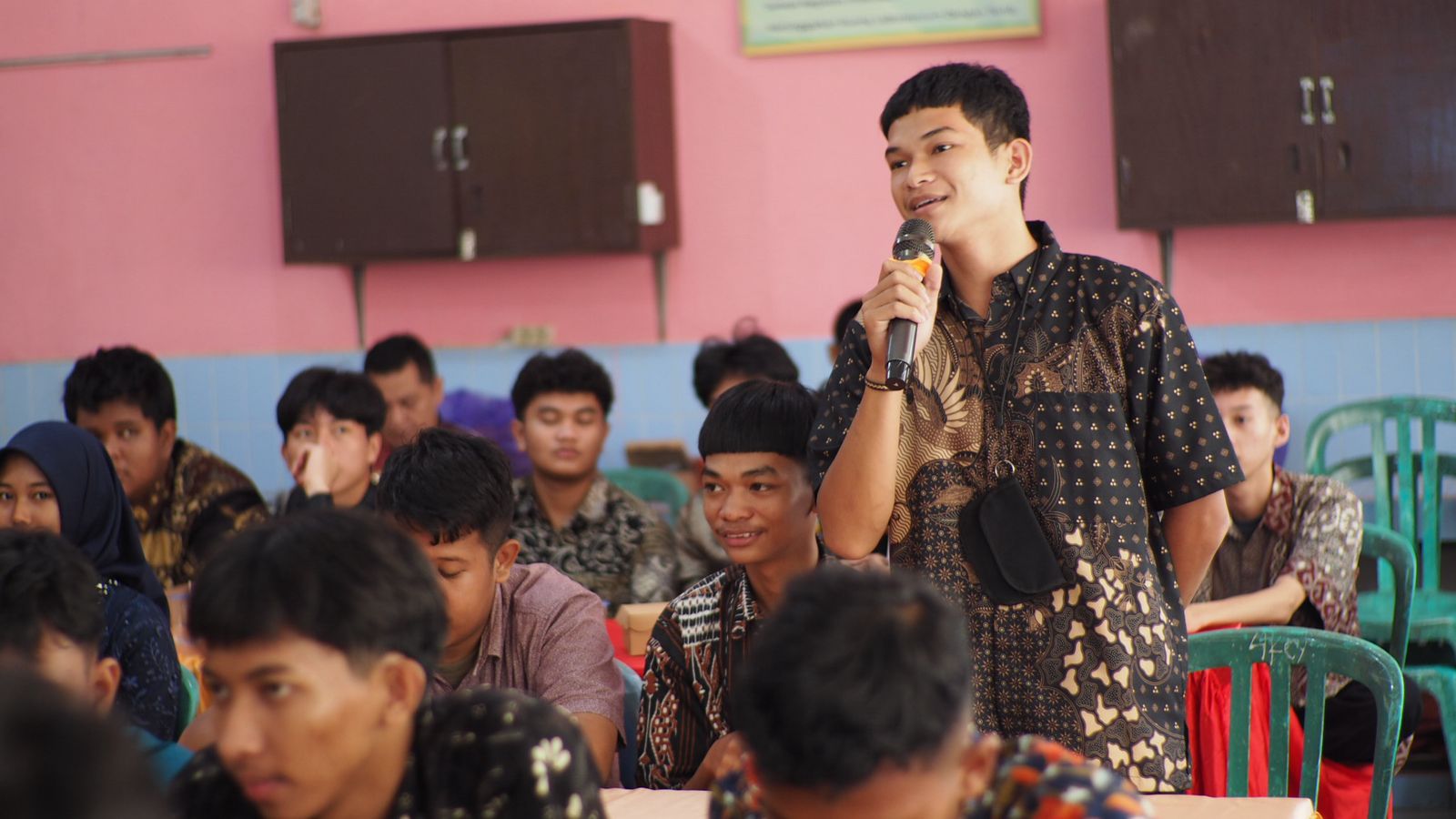 BERTANYA: Pelajar SMAN 3 Banjarbaru aktif bertanya dalam sesi diskusi Dewan Masuk Sekolah