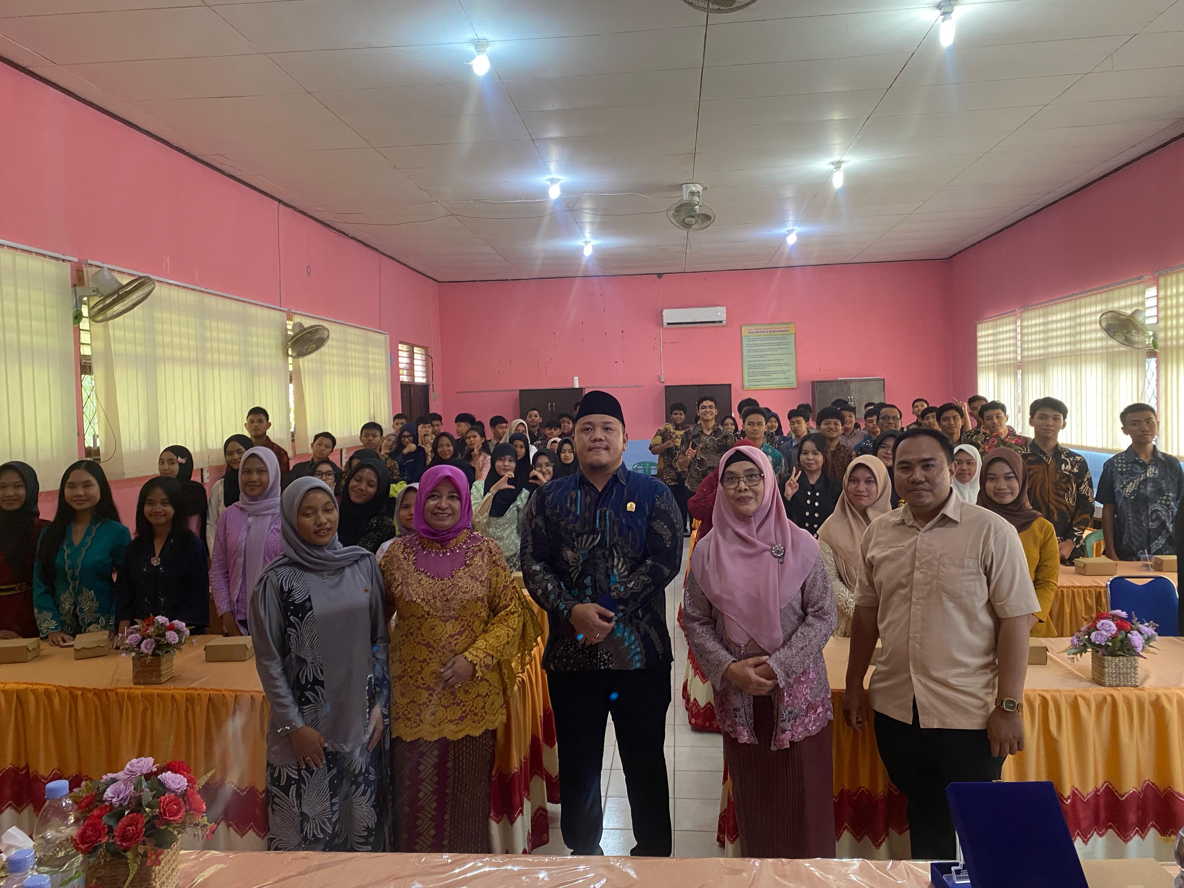 MOMEN: Foto bersama Ketua DPRD Banjarbaru Gusti Rizky Sukma Iskandar Putera, Kepala SMAN 3 Banjarbaru serta peserta didik.