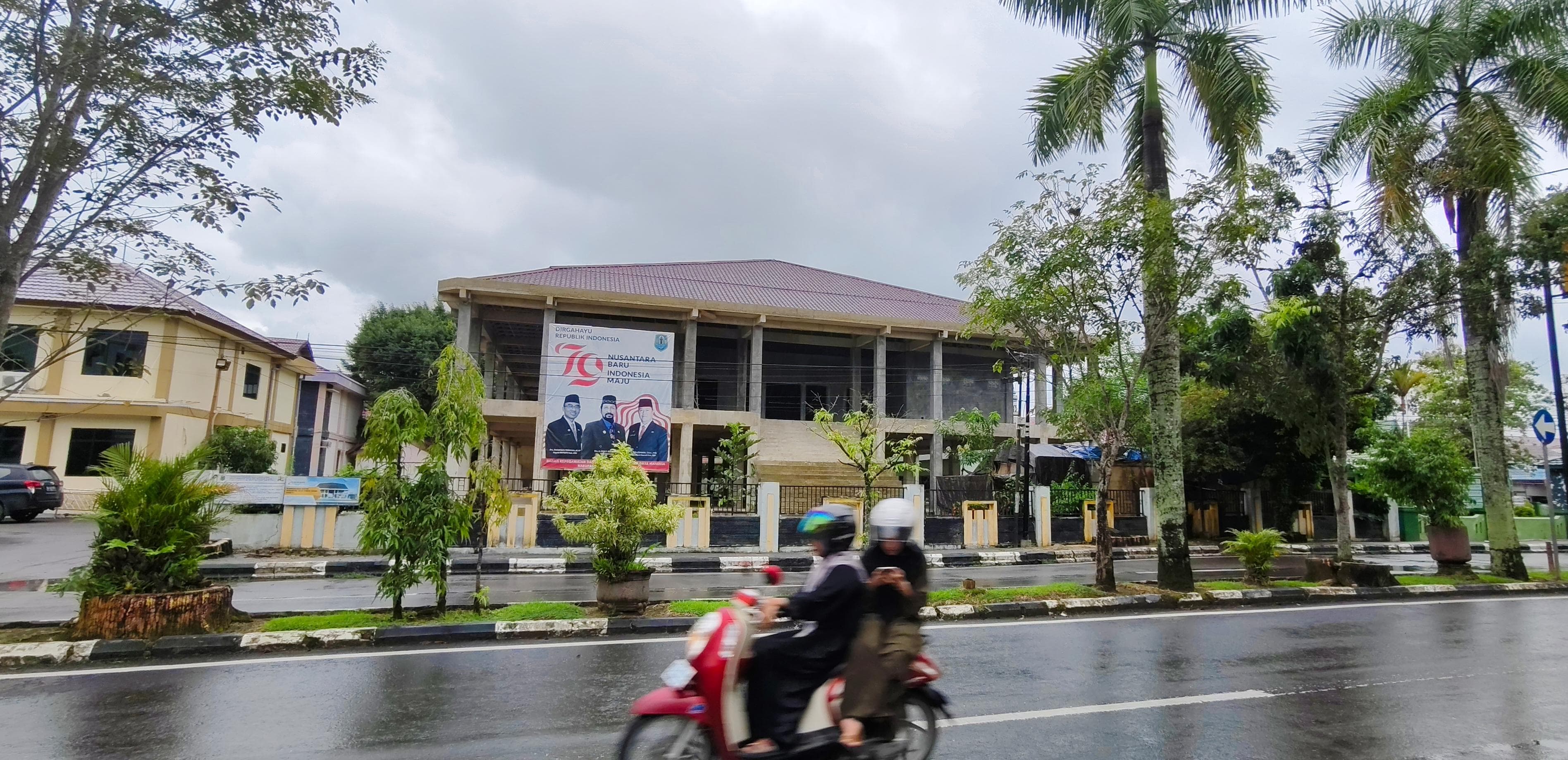 INFRASTRUKTUR: Gedung baru di Kantor BKPSDM Kabupaten HSU, Jalan Basuki Rahmat, dinamai Gedung H Abdul Wahid yang punya kontribusi sebagai mantan Bupati HSU. (Foto: M. Akbar/Radar Banjarmasin)