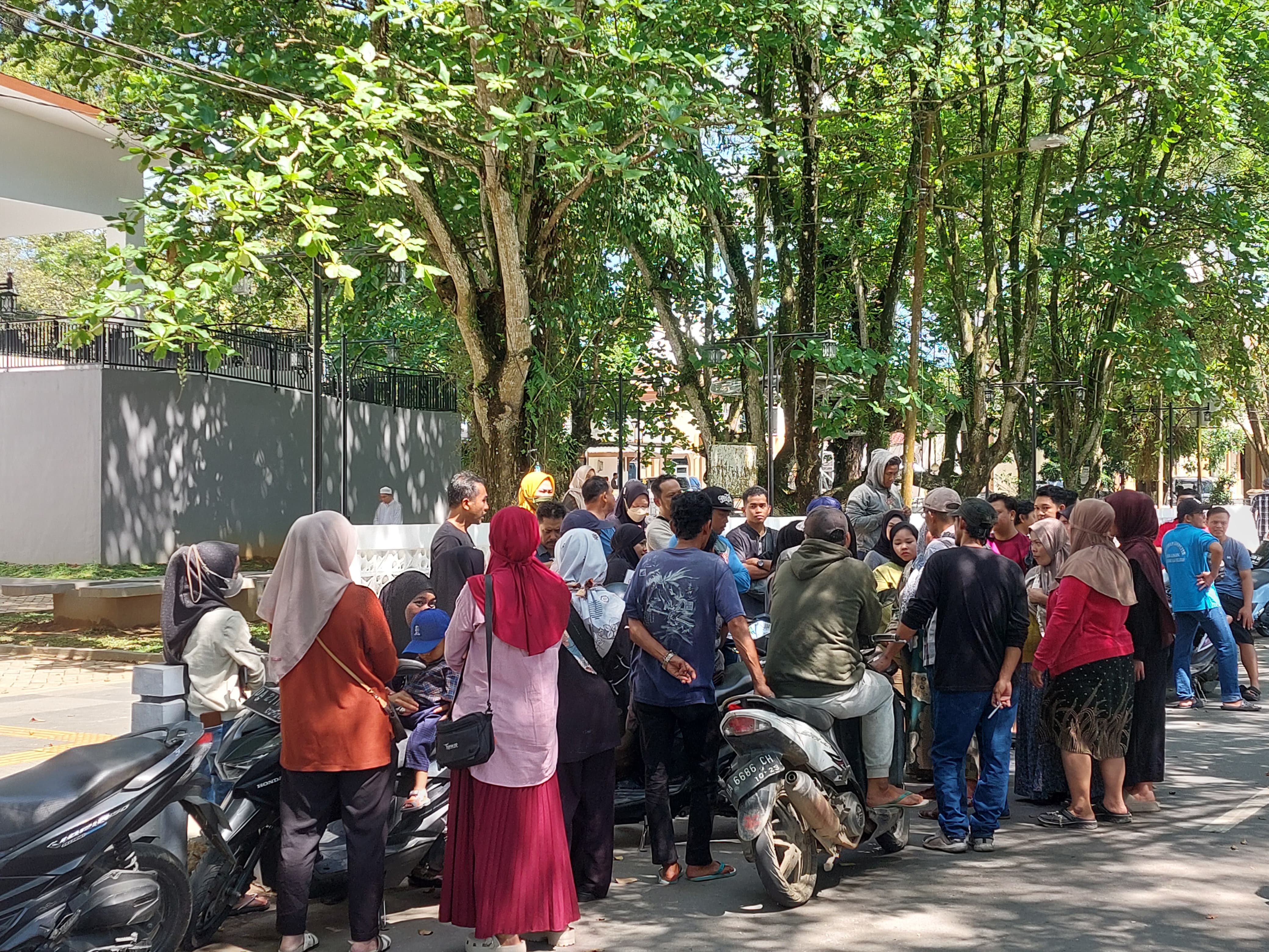 BERKUMPUL: Para pedagang di lapangan Dwi Warna Barabai berkumpul saat pembentukan paguyuban.