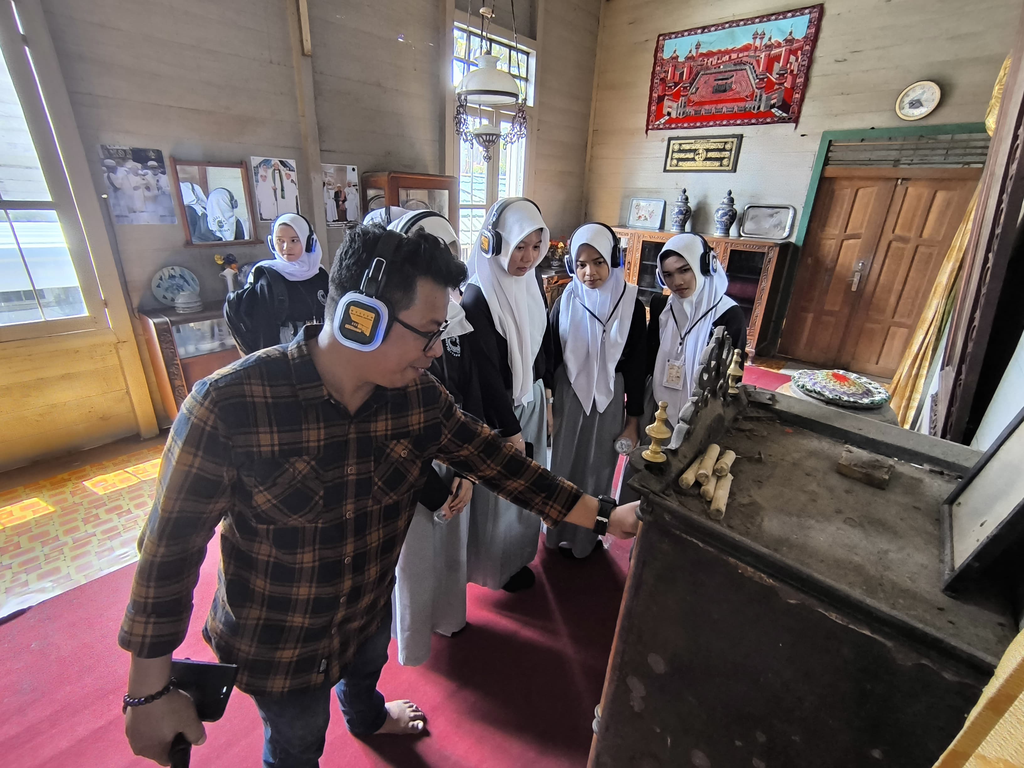 Siswa SMAN 1 Paringin menyimak penjelasan dosen sejarah Mansyur pada kegiatan Jelajah Cagar Budaya di Balangan, Selasa (22/4).