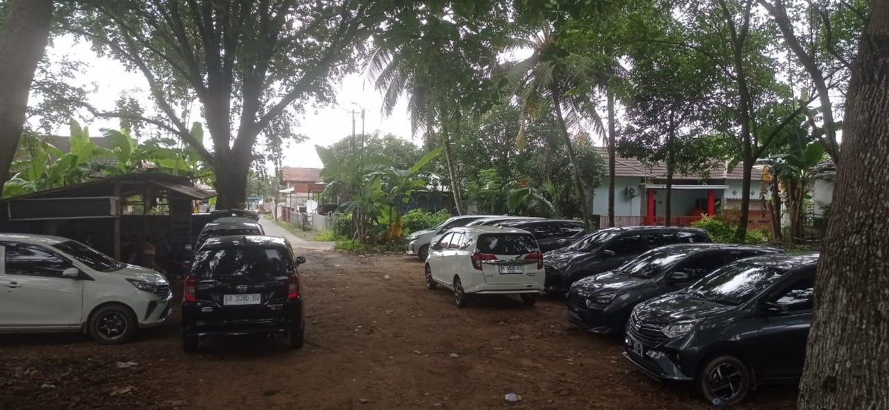 TUNGGU ORDERAN: Base camp komunitas Petai Driver Online Community (P