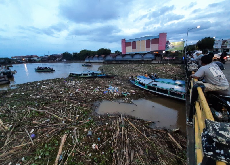 PAMPANGAN: Sungai Martapura dipenuhi enceng gondok dan sampah, beberapa waktu lalu.