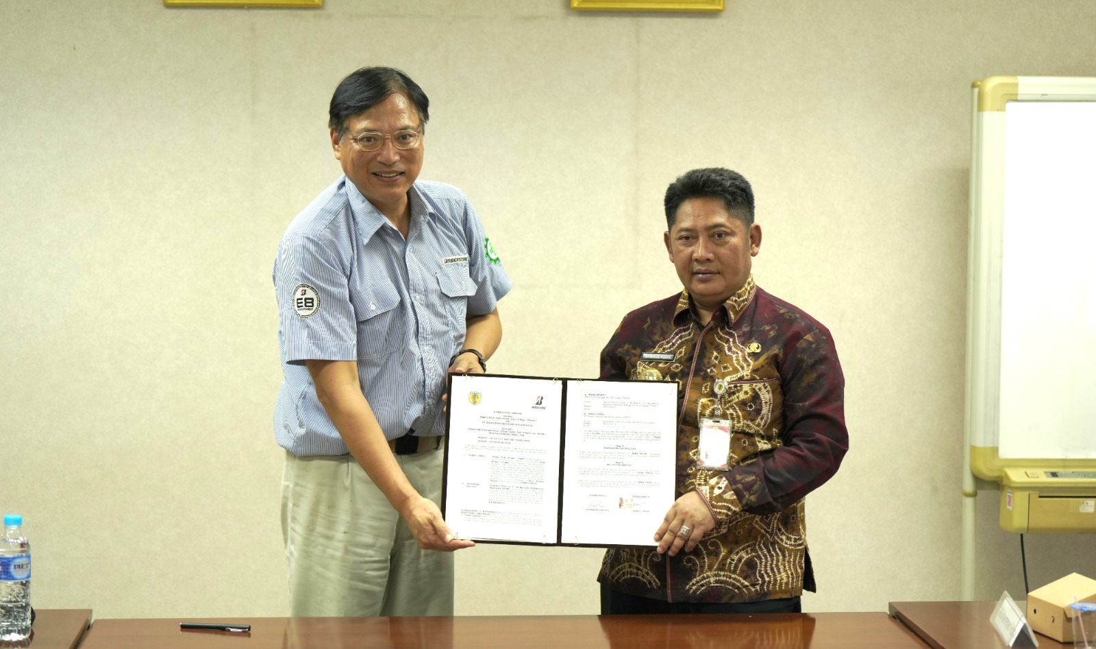 KERJA SAMA:Bupati Kabupaten HST, Samsul Rizal menandatangi MoU dengan PT Bridgestone Kalimantan Plantation, Selasa (22/4/2025).
