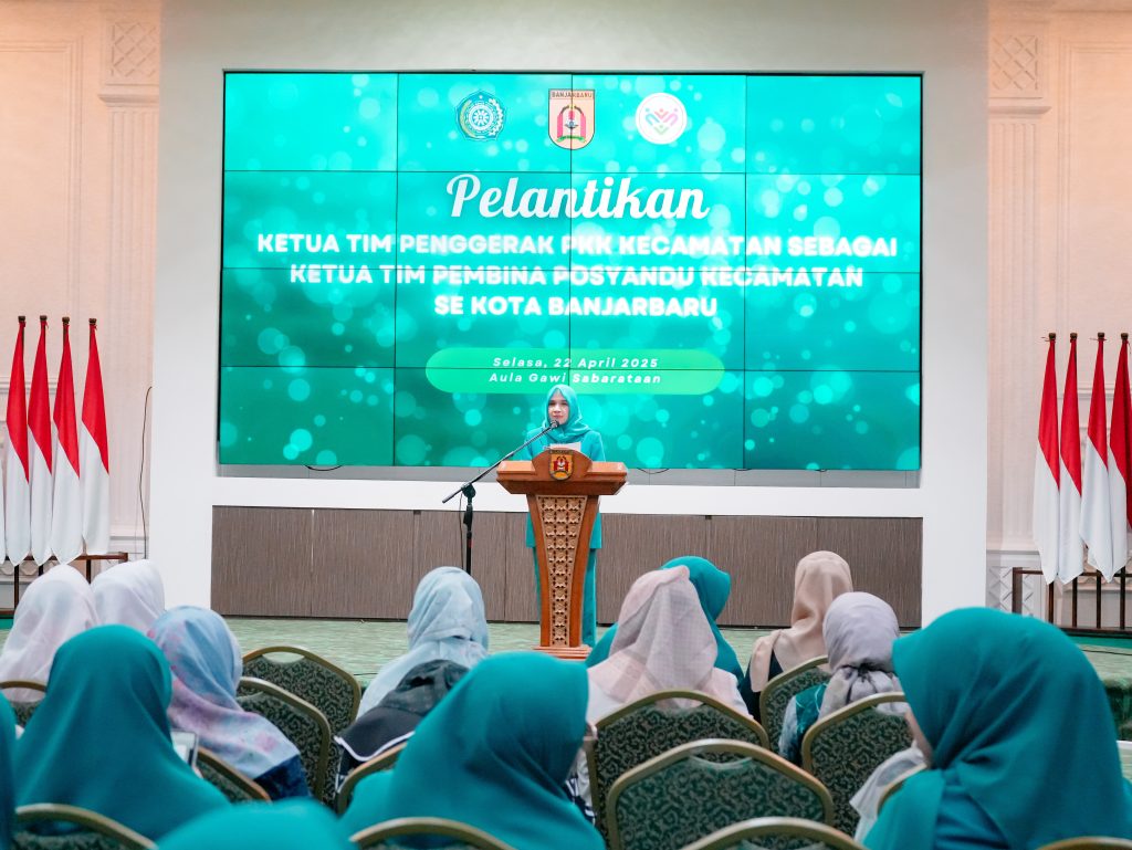 SAMBUTAN:Pj Ketua TP PKK Kota Banjarbaru, Elysa Resturini Subhan Nor Yaumil memberikan sambutan di pelantikan Ketua TP PKK Kecamatan