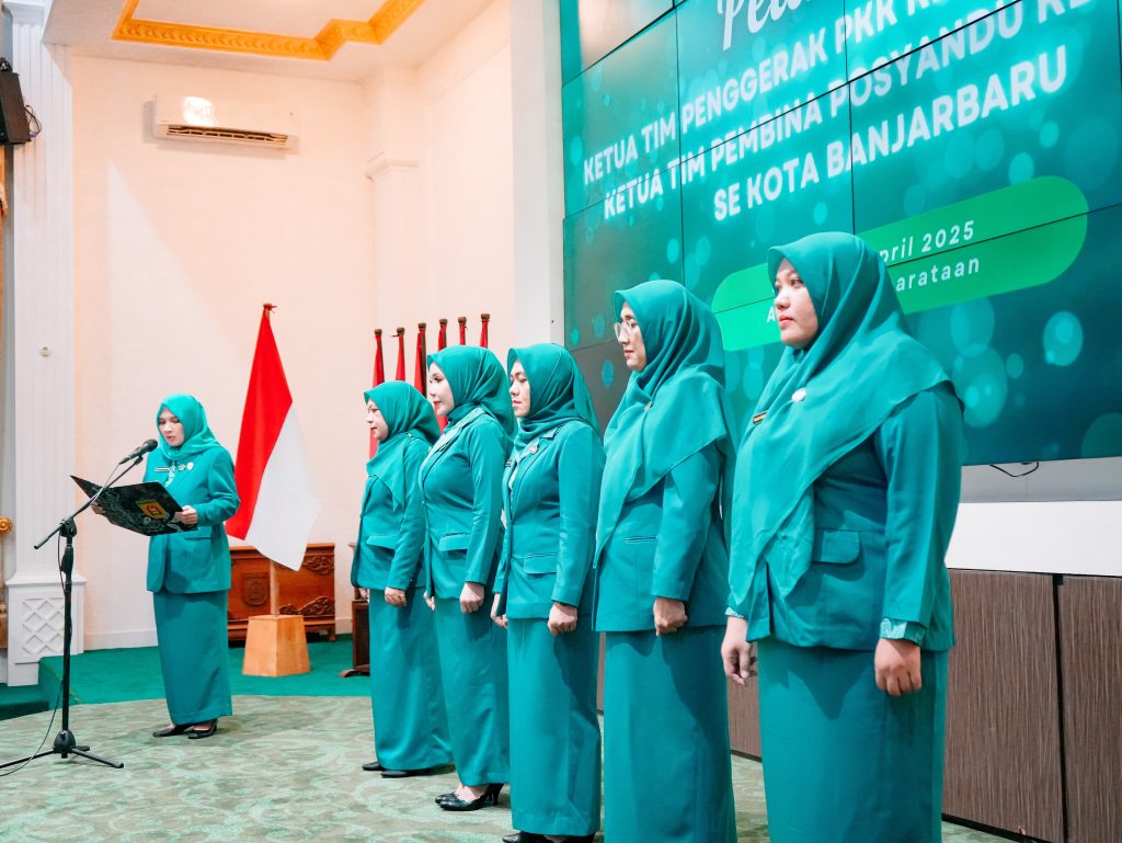 PROSES PELANTIKAN:Pj Ketua TP PKK Kota Banjarbaru, Elysa Resturini Subhan Nor Yaumil memimpin pelantikan Ketua TP PKK Kecamatan se-Kota Banjarbaru.
