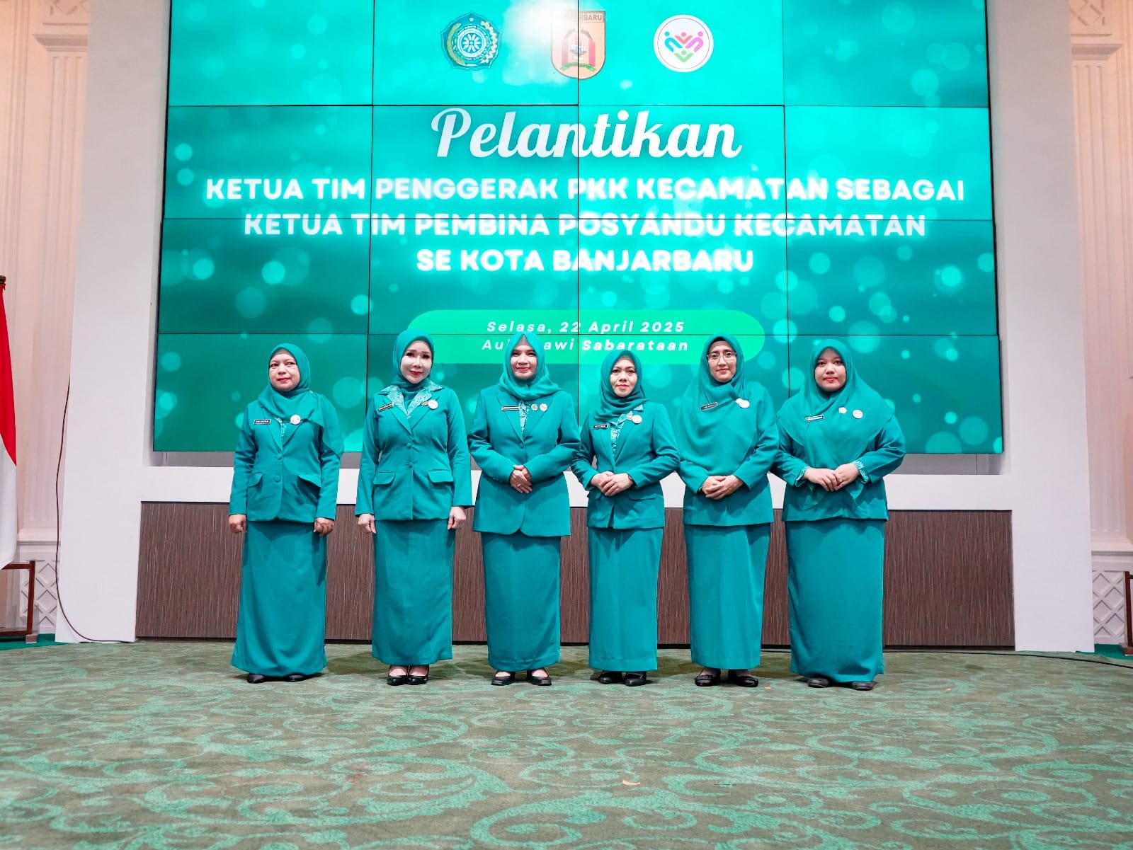 RESMI DILANTIK:Pj Ketua TP PKK Kota Banjarbaru, Elysa Resturini Subhan Nor Yaumil bersama Lima Ketua TP PKK Kecamatan se-Kota Banjarbaru berpose usai dilantik, Selasa (22/4/2025).