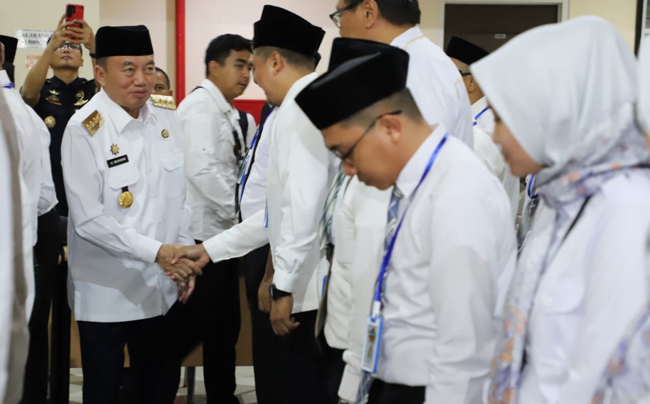 SELAMAT BERTUGAS:Gubernur Kalsel H Muhidin menyalami para petugas PPIH Kalsel usai dilantik di Asrama Haji Embarkasi Banjarmasin, Rabu (24/4/2025).(Foto:Yusnadian Noor)