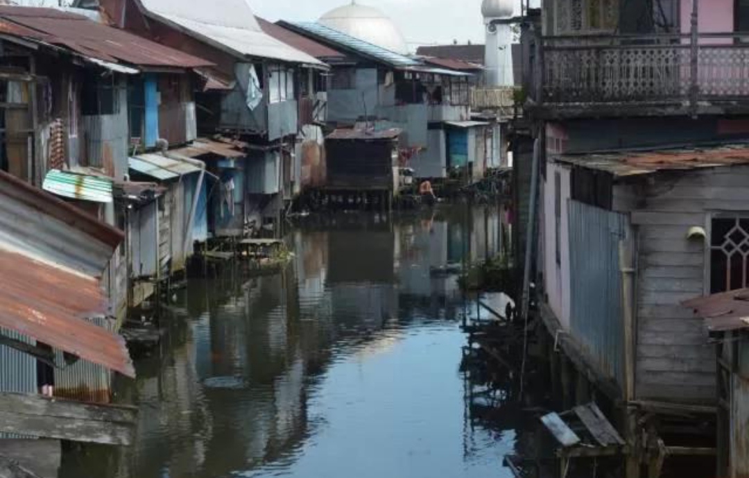 MENYEMPIT: Luas sungai di Banjarmasin menyempit akibat termakan bangunan rumah penduduk.(Foto : Dok Radar Banjarmasin)