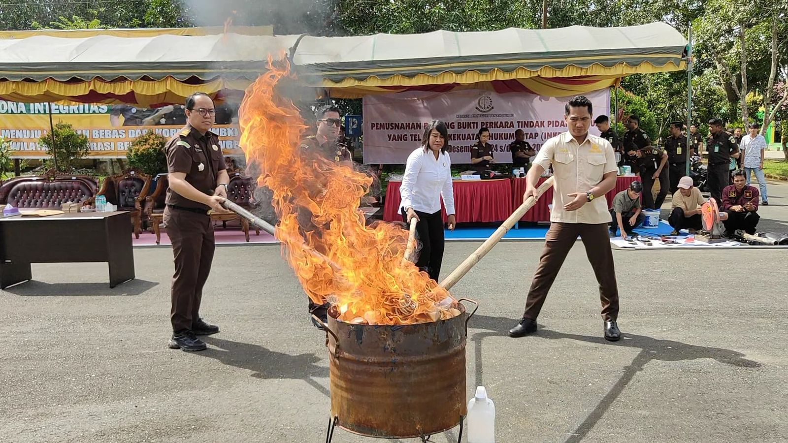 DIBAKAR: Petugas Kejaksaan Negeri Tanah Bumbu memusnahkan barang bukti narkotika dan barang ilegal lainnya dengan cara dibakar, Rabu (23/4). (Foto: Zulqarnain/Radar Banjarmasin)