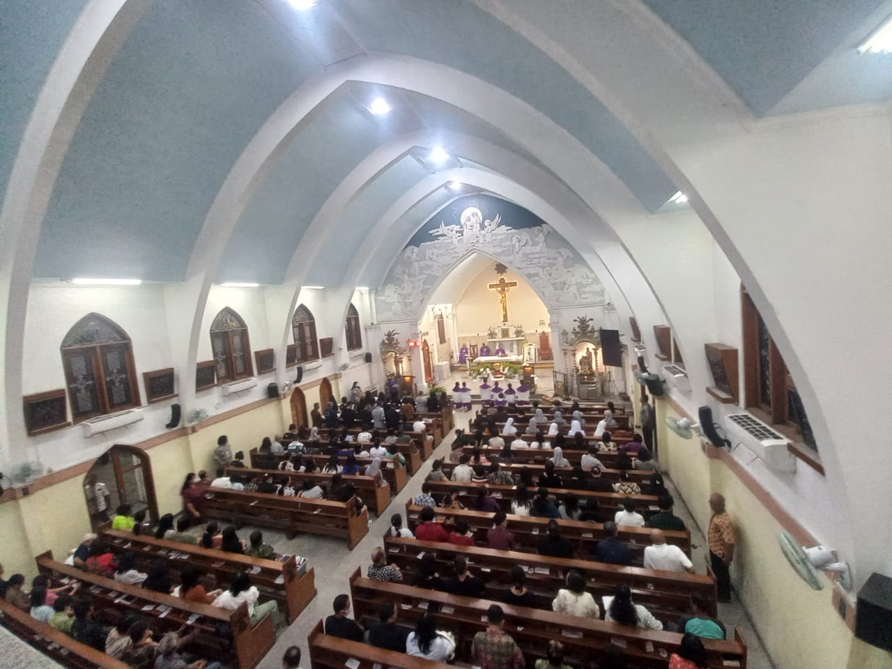 BERDUKA: Gereja Keluarga Kudus Katedral menggelar Misa Requiem, Rabu (23/4), untuk mendoakan Paus Fransiskus.