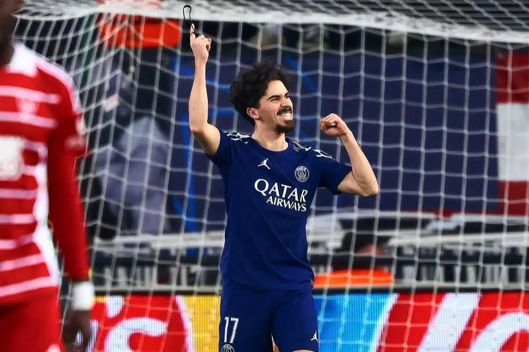 DITAHAN: Gelandang PSG, Vitinha dalam pertandingan melawan Nantes pada laga tunda pekan ke-29 di Stadion de la Beaujoire - Louis Fonteneau, Nantes, Rabu (23/4) dini hari WIB.