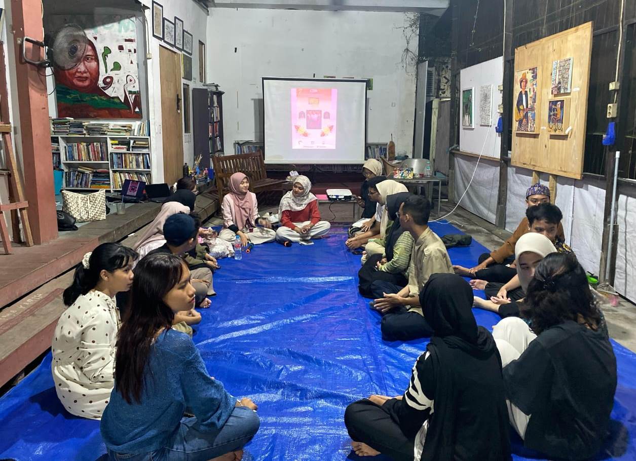 REFLEKSI: Diskusi refl eksi Hari Kartini di Kampung Buku Banjarmasin, Selasa (22/4) malam.