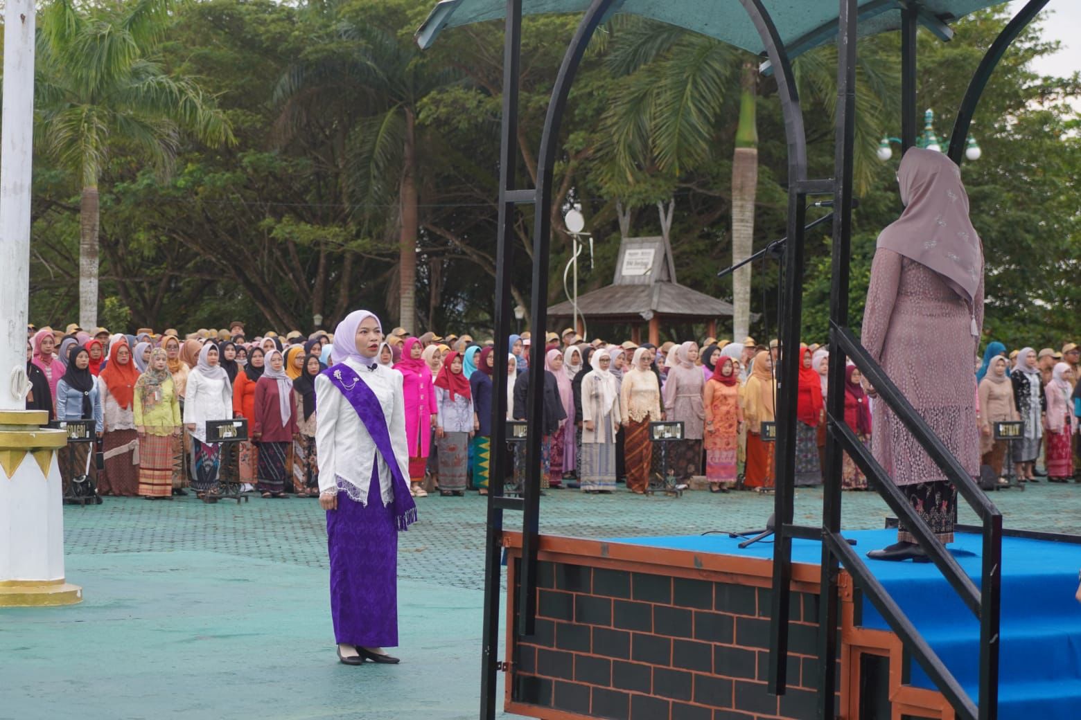 UPACARA: Petugas upacara perempuan memimpin peringatan Hari Kartini di Halaman Kantor Bupati Tanah Bumbu, Senin (21/4/2025).(Foto:MC Tanah Bumbu)
