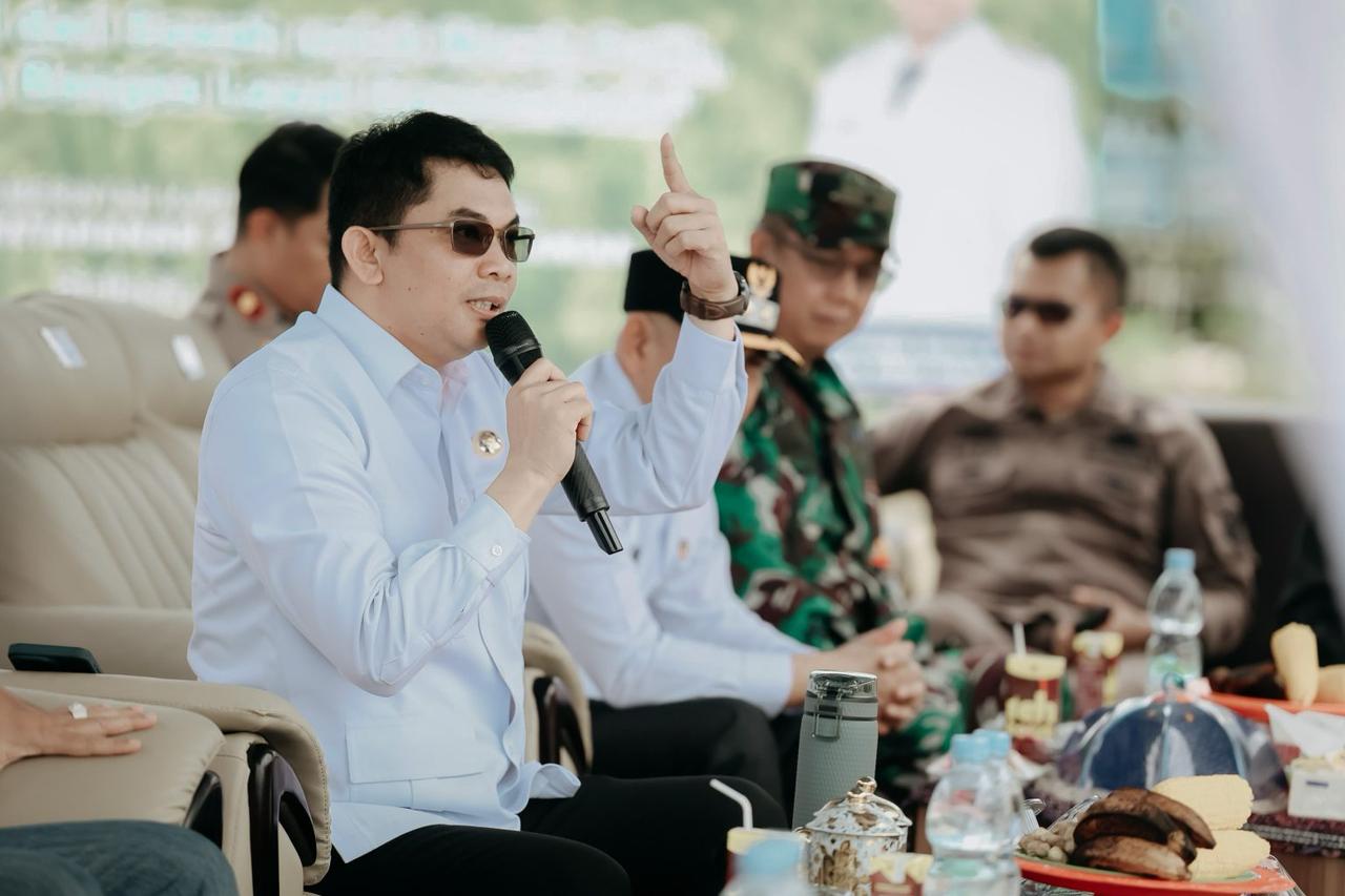 BERI ARAHAN:Bupati Tanah Bumbu Andi Rudi Latif memberikan arahan sebelum pelaksanaan tanam padi serentak di areal persawahan Gunung Tinggi, Rabu (23/4/2025).