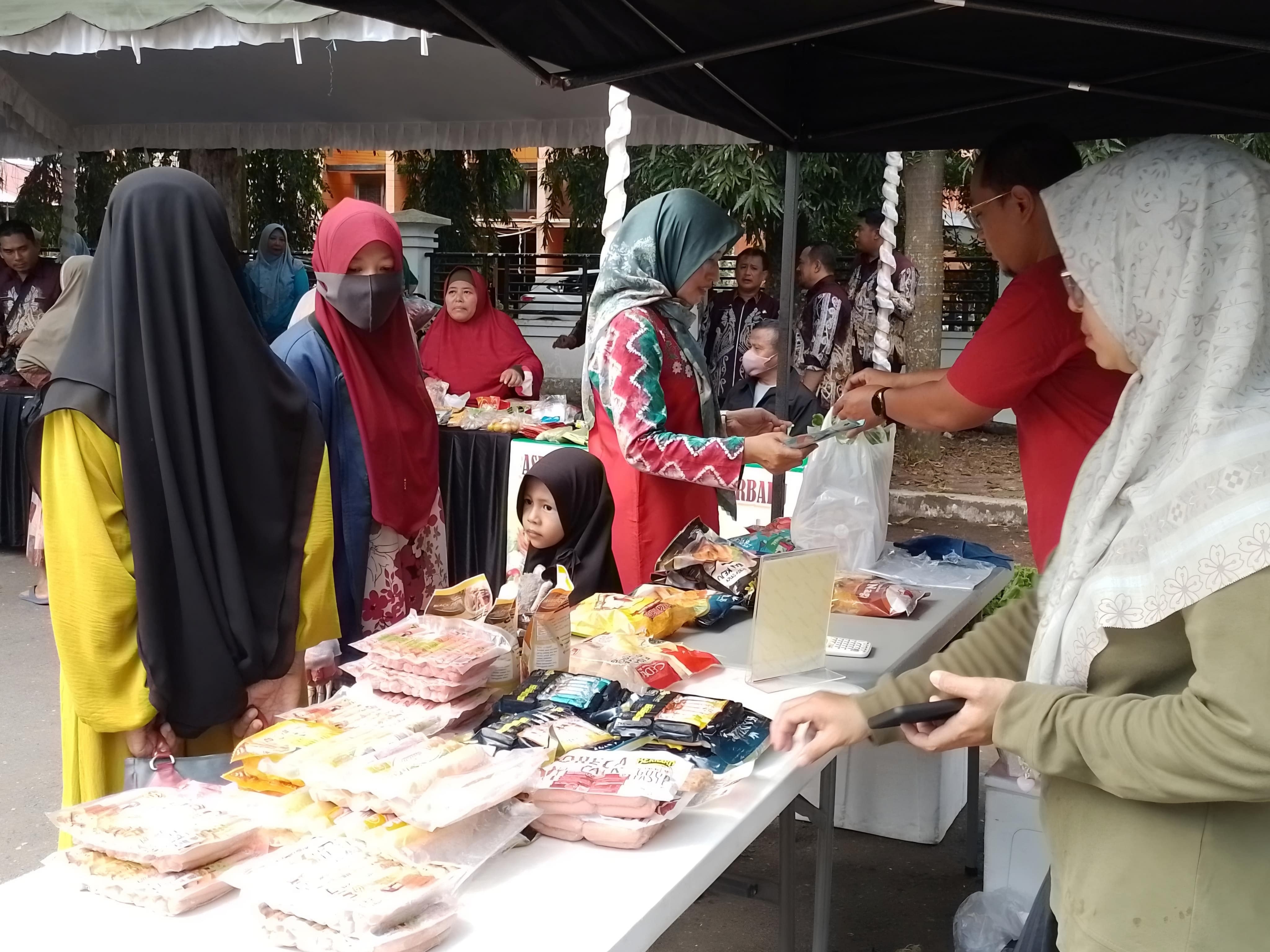 TAWAR-MENAWAR : Salah satu pengunjung Pasar Murah di Gedung Bina Satria Banjarbaru sedang berbelanja bahan pokok