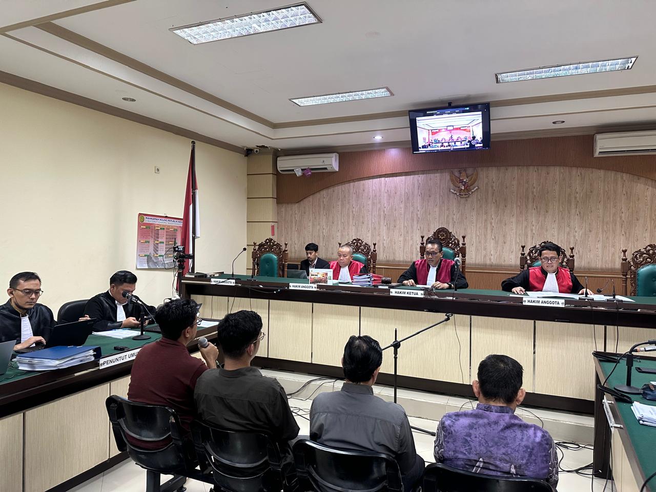 BERI KETERANGAN: Para saksi dihadirkan di PN Tipikor Banjarmasin untuk menerangkan aliran uang gratifikasi kontraktor di Dinas PUPR Kalsel saat OTT KPK lalu.