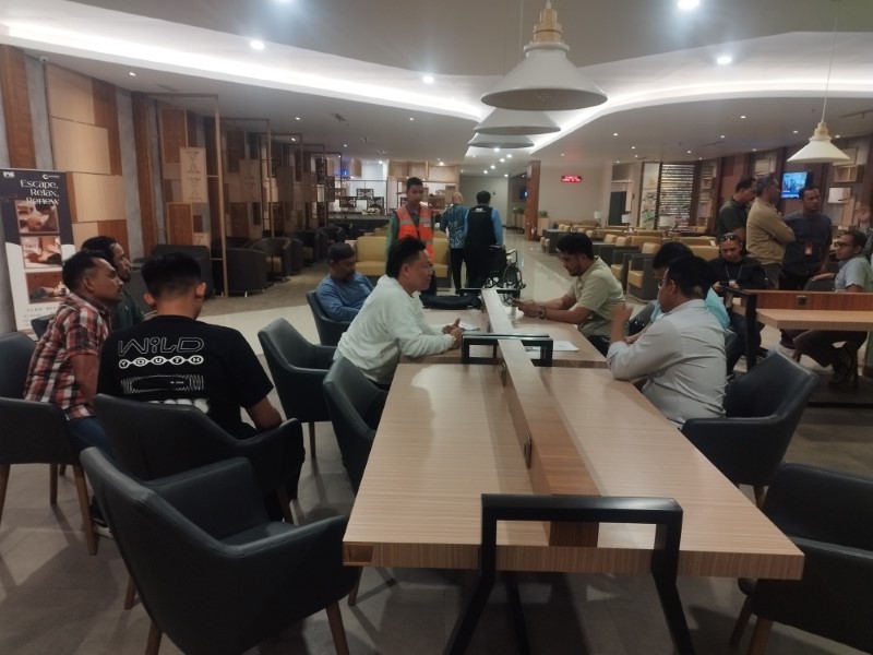 DIPERIKSA: Petugas Gabungan memeriksa petugas dari travel penyedia jasa haji dan umrah yang berangkat pakai visa kerja di Bandara Syamsudin Noor Banjarbaru pada Selasa (22/4).