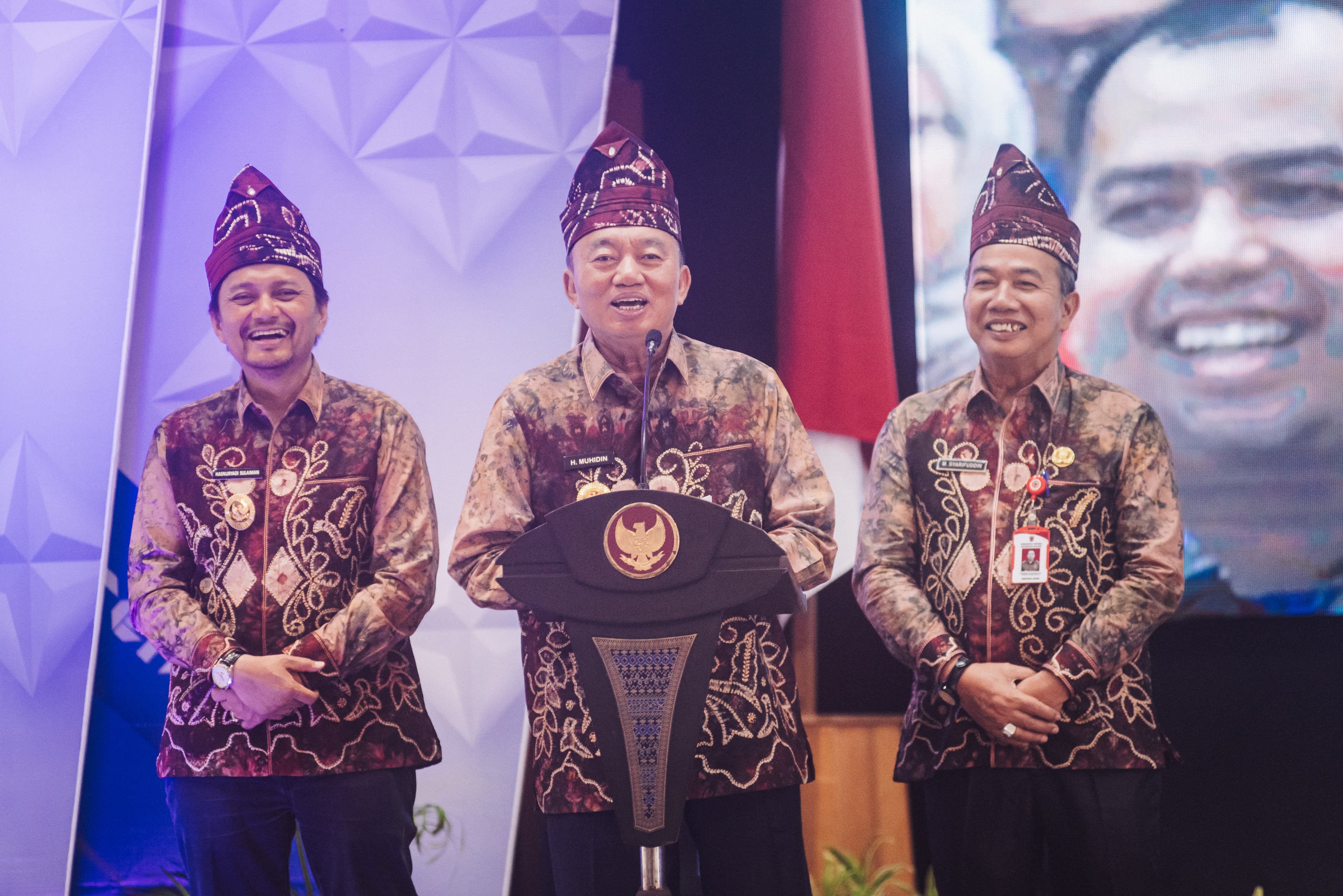 KEBERSAMAAN:Gubernur Kalsel H Muhidin menyampaikan sambutan di Musrenbang didampingi Wagub Kalsel, Hasnuryadi Sulaiman dan Sekdaprov Kalsel, M Syarifuddin di Mahligai Pancasila, Kamis (24/4/2025).