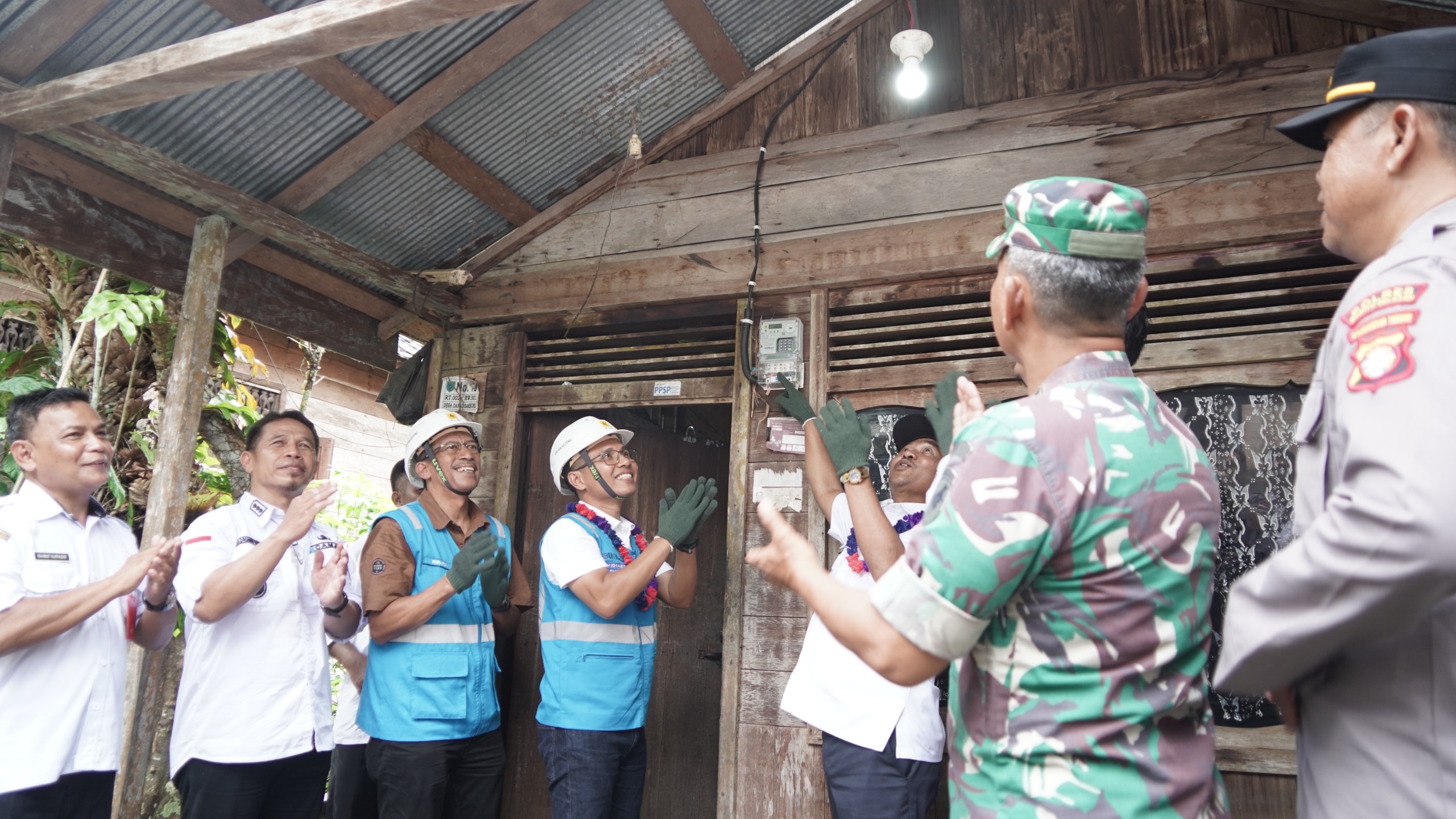 DIALIRI LISTRIK:GM PLN UID Kalselteng, Ahmad Syauki dan jajaran Forkopimda Kabupaten Barsel menyalakan listrik salah satu rumah warga Desa di Kabupaten Barsel.
