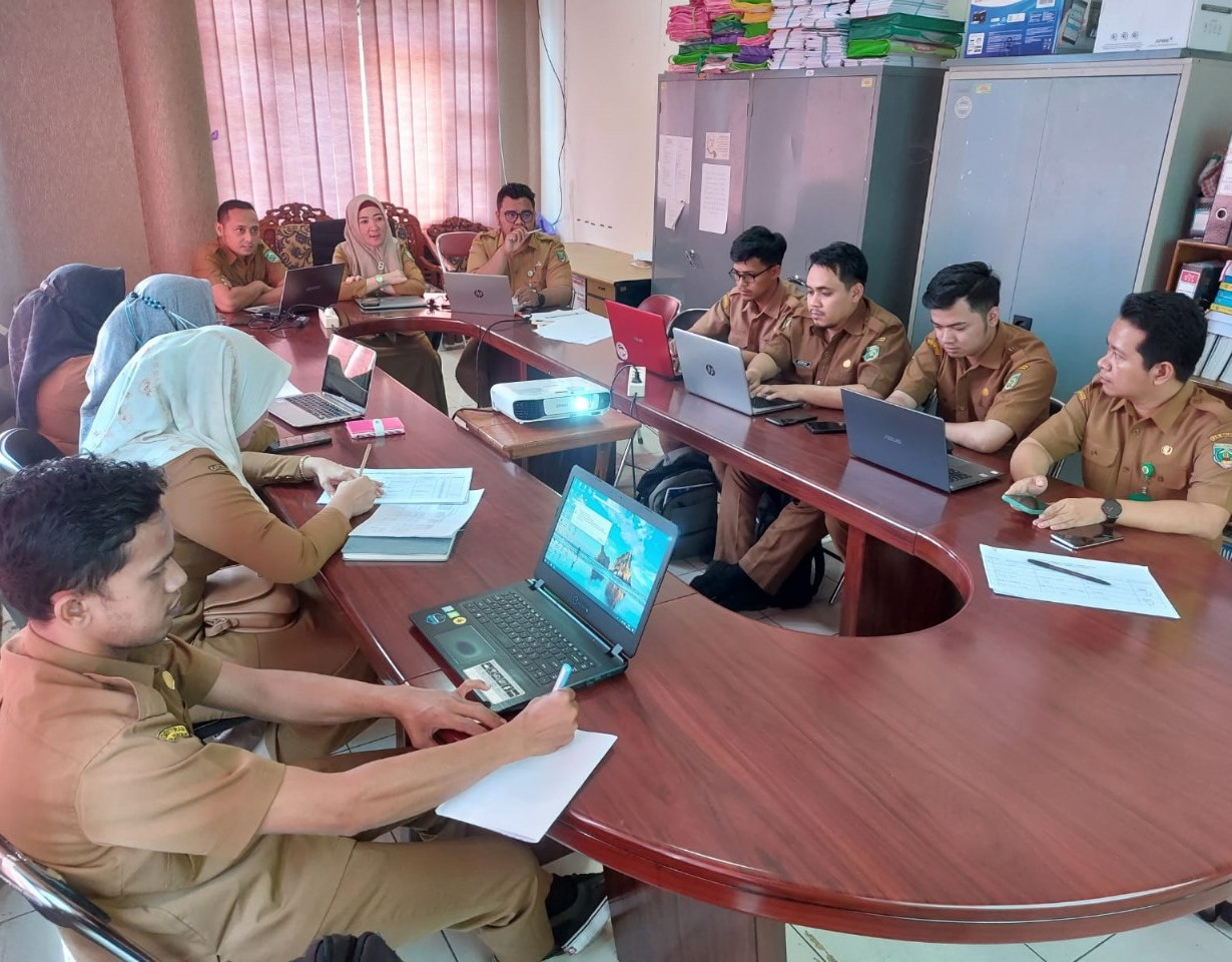 SOSIALISASI: Kabag Organisasi Setda Balangan sekaligus inisiator Simanja, Ernawati saat mensosialisasikan aplikasi Simanja.