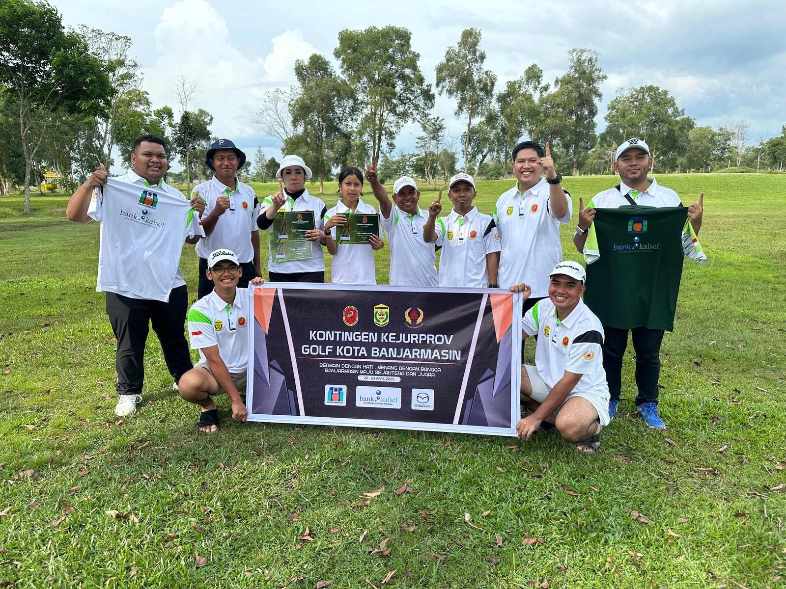 JUARA: Tim Golf Banjarmasin berfoto bersama seusai memastikan gelar juara umum Kejurprov Golf 2025 di Lapangan Golf Swargaloka, Banjarbaru.