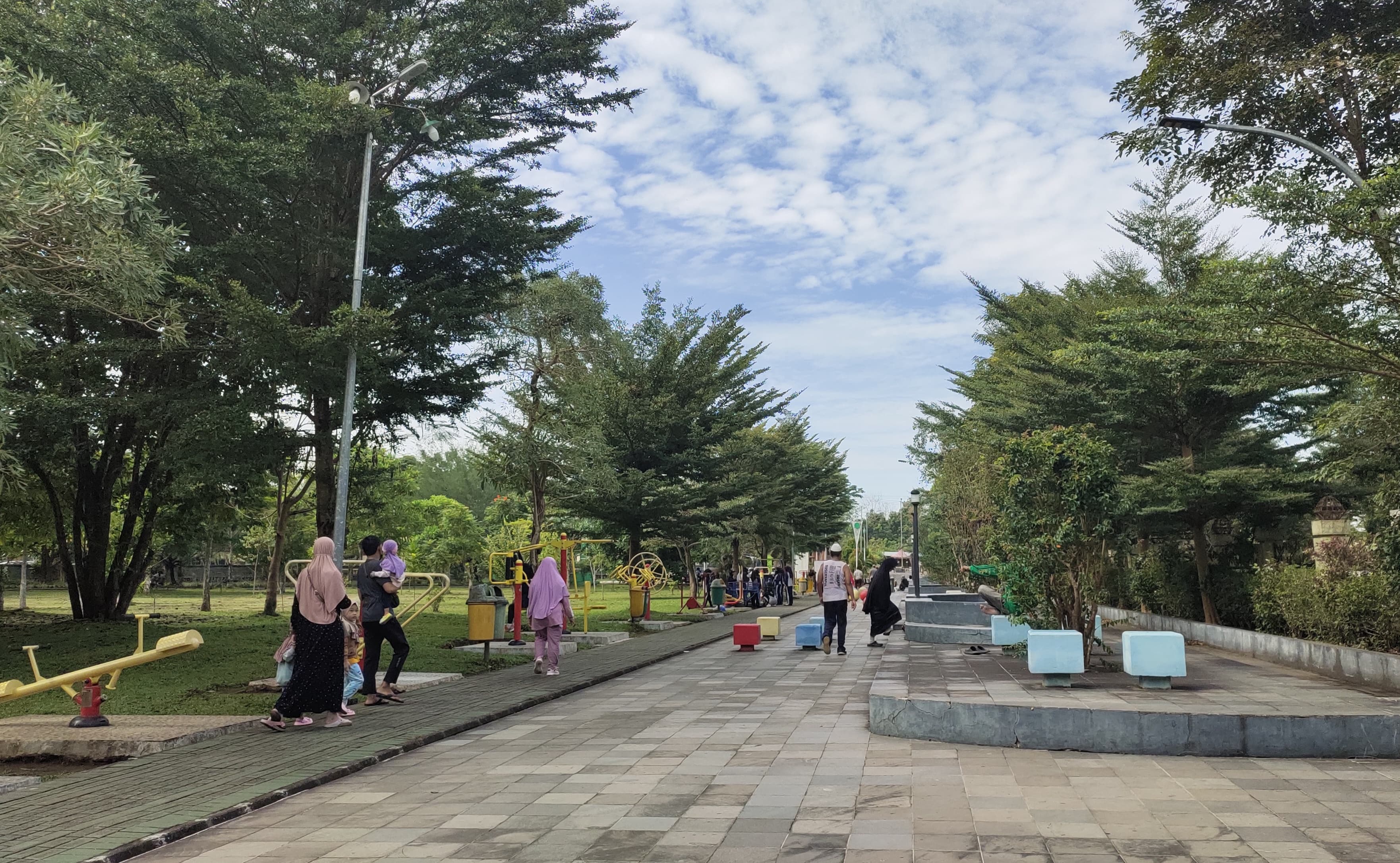 SEJUK: Suasana rindang dan asri di RTH Al-Munawwarah Banjarbaru jadi pilihan warga untuk bersantai, berolahraga, hingga membawa anak bermain, Jumat (25/4/2025). (Foto: Bayu/Radar Banjarmasin)
