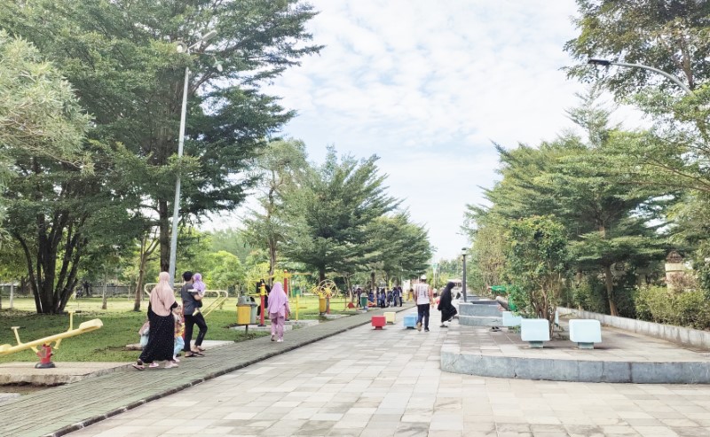 RAMAI: RTH Al-Munawwarah di Jalan Trikora saat ramai pengunjung, Jumat (25/4) pagi.  (Foto: Bayu/Radar Banjarmasin)