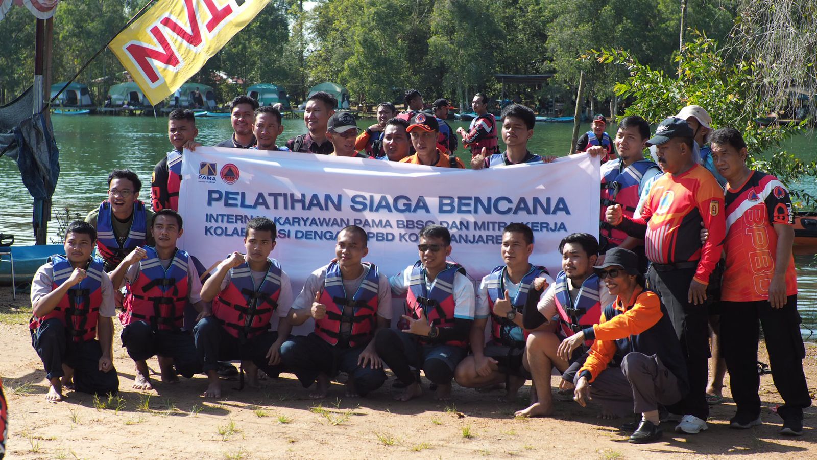 KEBERSAMAAN: Tim BPBD Banjarbaru, dan Karyawan PT PAMA BBSO berfoto bersama