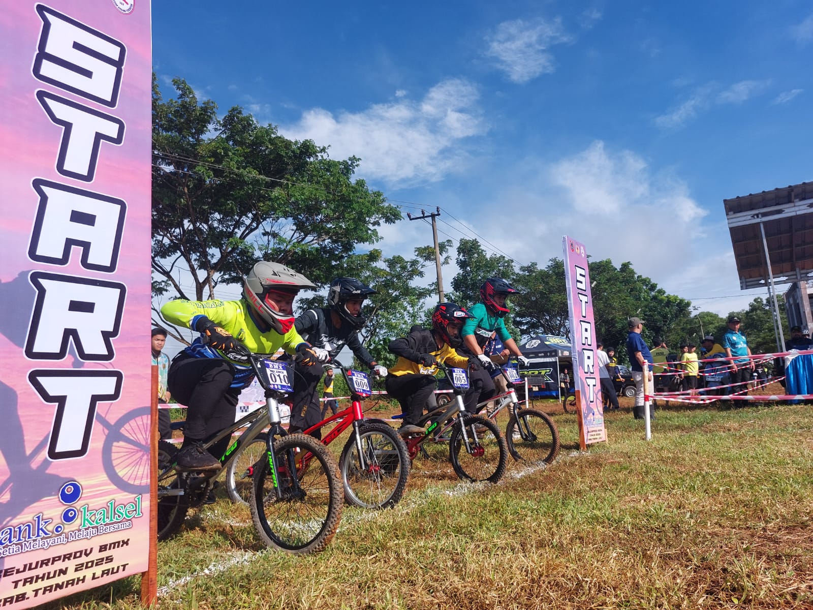 DIMULAI : Peserta kejurprov balap sepeda Kalsel memulai pertandingan di garis start. (Foto: Norsalim Yahya/Radar Banjarmasin)