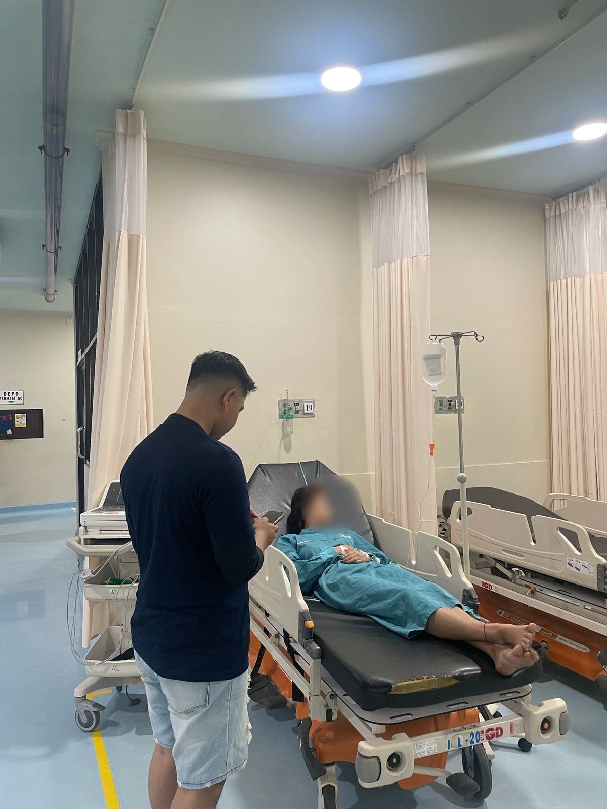 DIRAWAT:Penumpang kelotok yang menjadi&nbsp;korban tabrakan di Sungai Barito dievakuasi ke RS Ansari Saleh Banjarmasin untuk&nbsp;mendapat perawatan&nbsp;medis.(foto:Satpolairud Batola untuk Radar Banjarmasin)